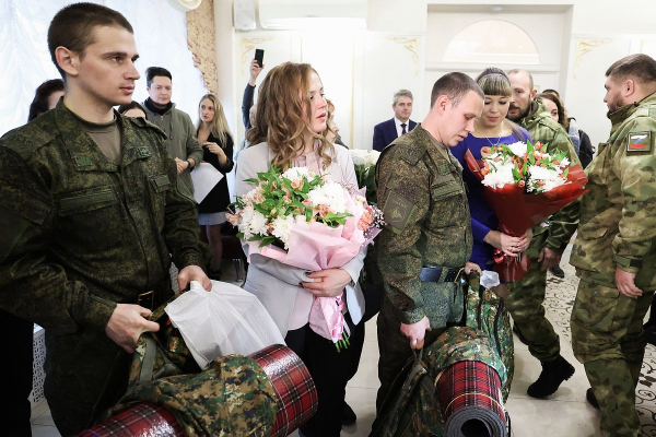 «Хотели пожениться, когда приедет в отпуск» У гражданских жен бойцов СВО почти нет прав. С какими проблемами они сталкиваются?