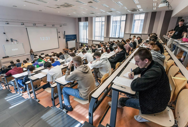 «Не стоит тратить десять лет на учебу» В России меняют систему образования. Чего ждать школьникам?