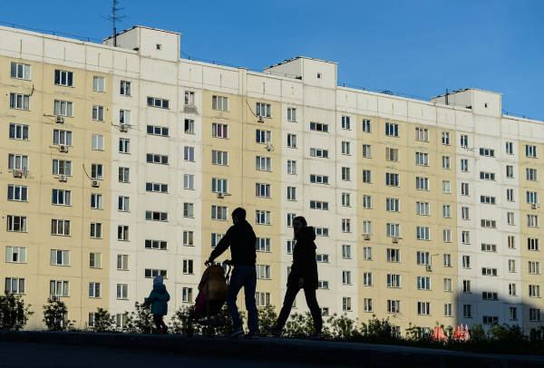 «Ты будешь меня слушать» Россиянок лишают права тратить собственные деньги. Как устроена их жизнь?
