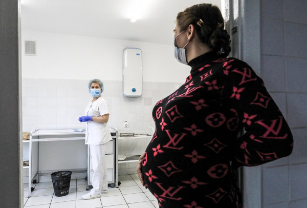 «Ты будешь меня слушать» Россиянок лишают права тратить собственные деньги. Как устроена их жизнь?