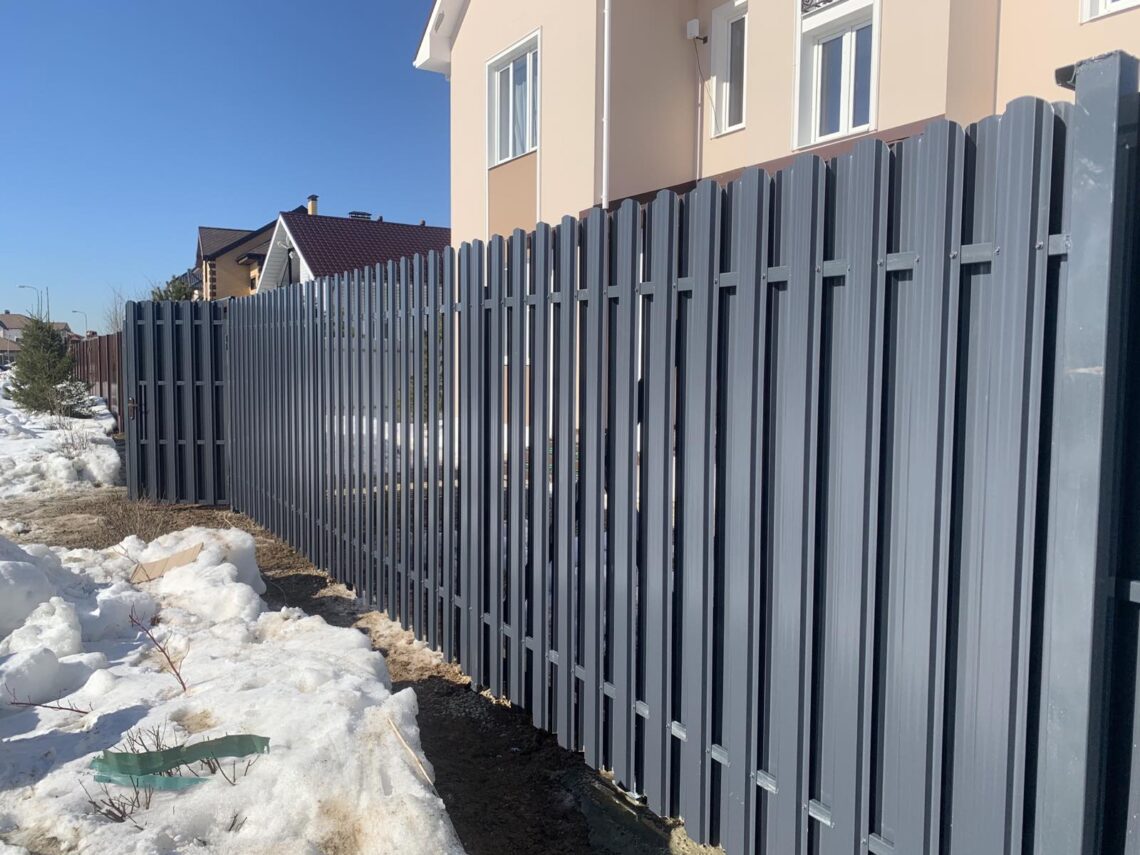 Преимущества забора из металлического штакетника