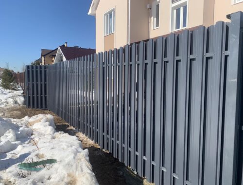 Преимущества забора из металлического штакетника