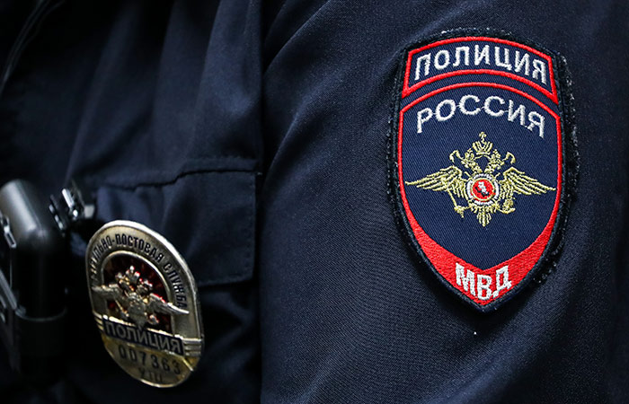 СКР сообщил об обысках по делу против полицейских, передавших информацию телеграм-каналу