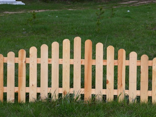 Преимущества штакетника из дерева