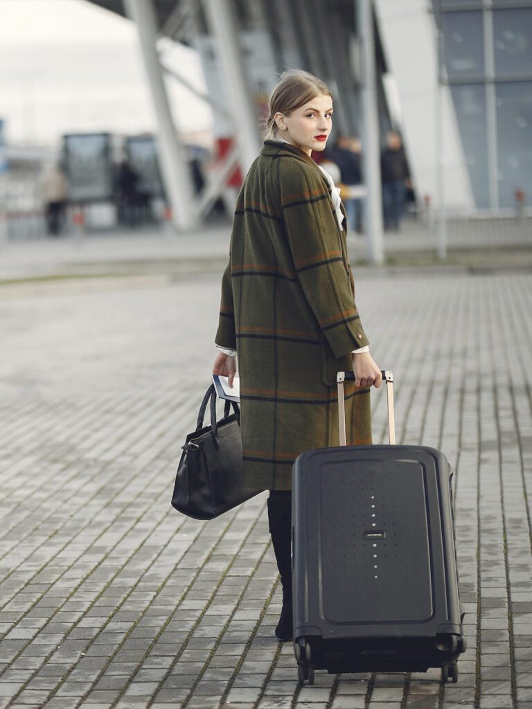 девушка с чемоданом