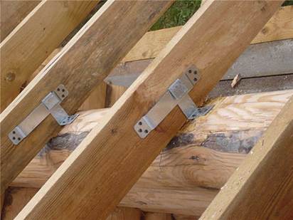 крепление деревянной стропилы 