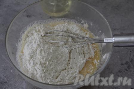 Всыпать муку, перемешать тесто венчиком.