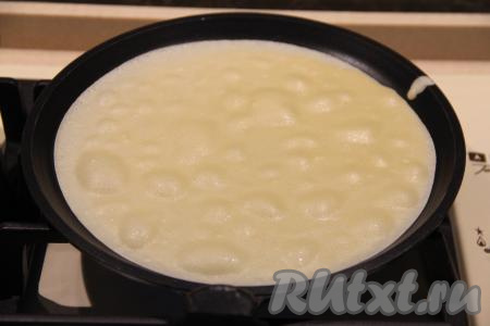 Скороду хорошо разогреть. Маслом я сковородку не смазывала, но многое безусловно зависит от качества покрытия сковороды. Если не уверены в качестве покрытия сковородки, тогда перед жаркой первого блина слегка смажьте её маслом. Влить половник теста в раскалившуюся сковороду. Равномерно распределить блинное тесто по сковороде. Жарить блин на среднем огне до подрумянивания снизу, затем перевернуть на другую сторону (несмотря на то что блинчик достаточно тонкий, переворачивается он хорошо).