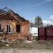 Незаконная стройка возле жилого дома