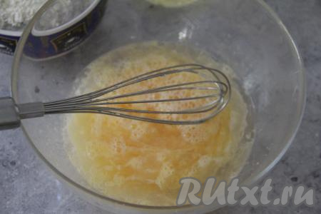В получившуюся смесь влить 150 миллилитров воды, температура которой должна быть 60 градусов, хорошо перемешать.