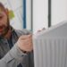 Как приклеить оторвавшуюся эмблему на радиатор машины силиконовым герметиком